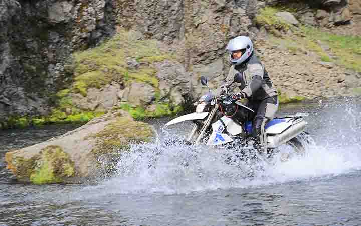 Ein Enduro-Fahrer bei einer Gewaesserdurchquerung bei unserem Enduro-Fahrtraining fuer Fortgeschrittene