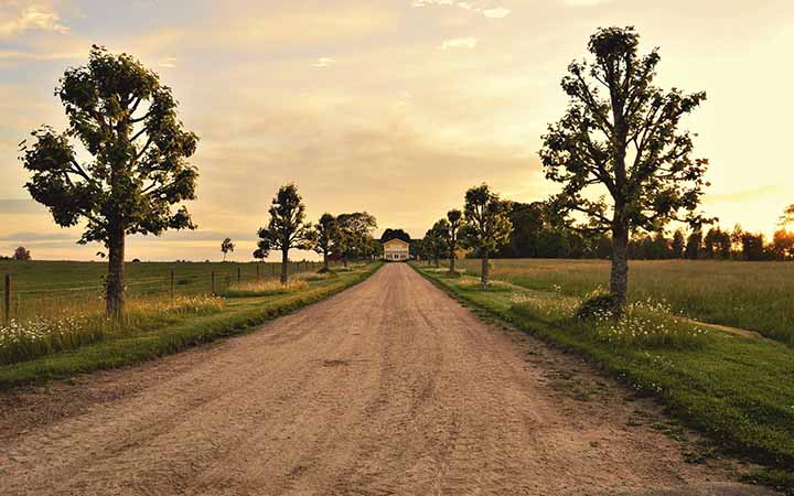 prachtvolle Zufahrtsstrasse zu einem Haus in Schweden bei Sonnenuntergang