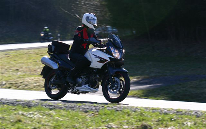 Motorrad auf einem schmalen Teerweg bei unserer "Rhoentour"