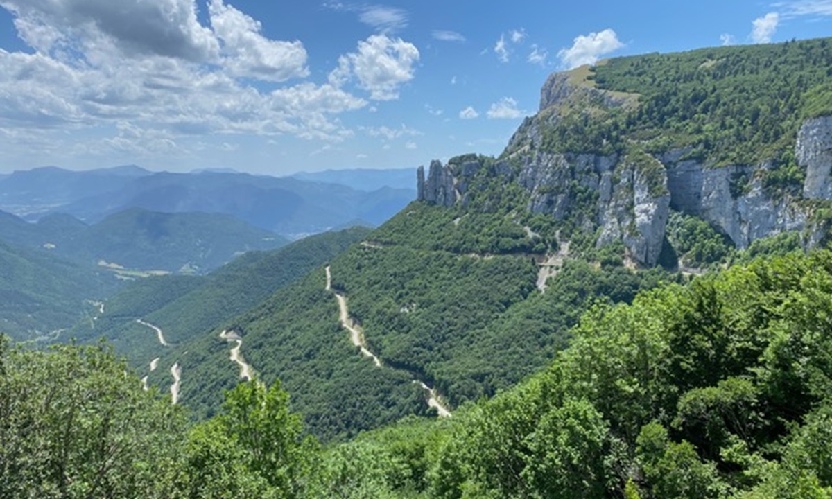 Serpentinenreiche Bergstrasse auf unserer "Abenteuer Friaul" Motorradreise