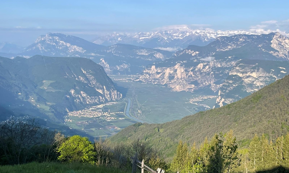Blick von einer der Strassen auf ein Tal mit beeindruckenden Bergen im Hintergrund