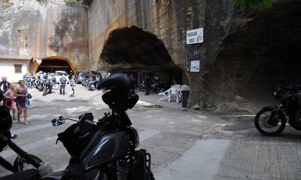 ein Motorrad parkt vor dem Eingang einer grossen Hoehle