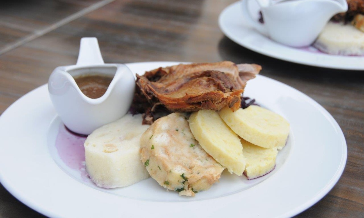 Fischgericht auf einem weissen Porzellanteller