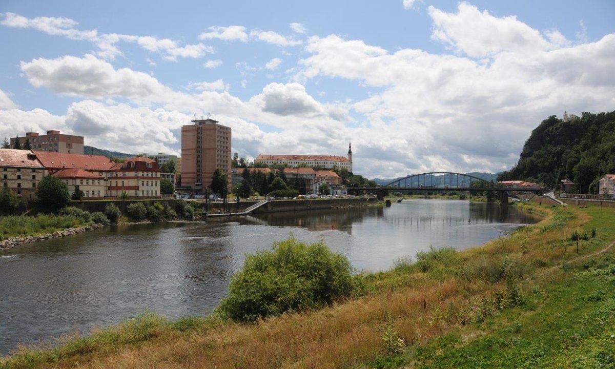 Blick ueber einen Fluss auf die Silhuette einer hsitorischen Stadt