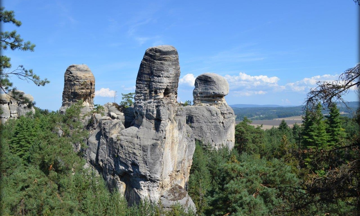 grosser aus dem Wald ragender Sandstein-Felsen