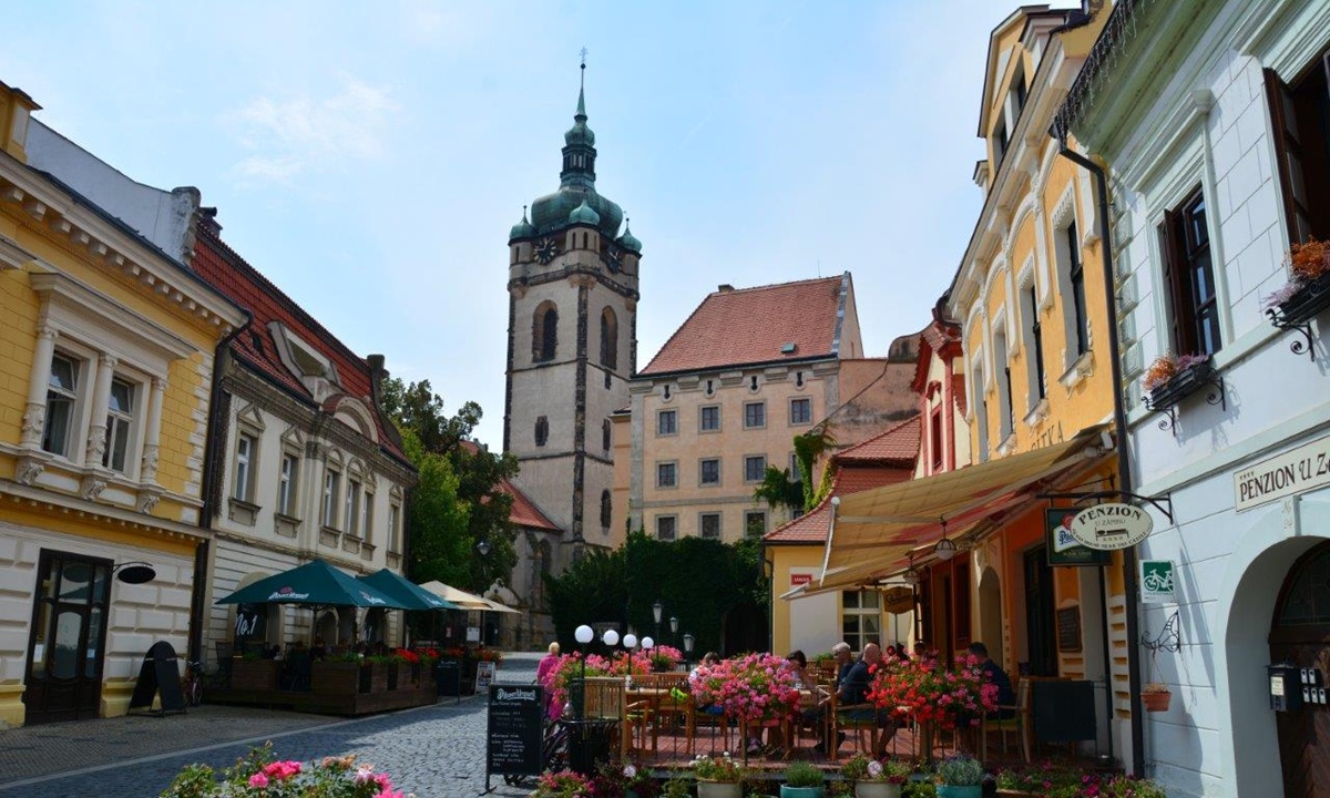 Marktplatz in der historischen Innenstadt eines kleinen Dorfes in Boehmen