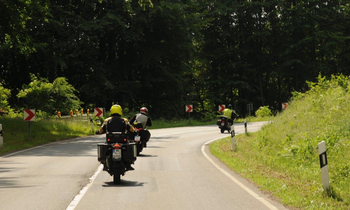 Drei Motorraeder durchfahren die Kurve einer Landstrasse auf unserer Sauerland-Wochenendtour