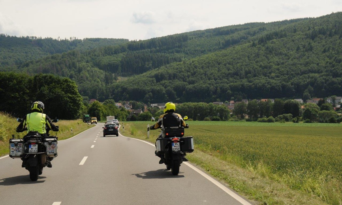 zwei Motorraeder fahren nebeneinander auf einer Landstrasse bei unserer Sauerland-Wochenendtour