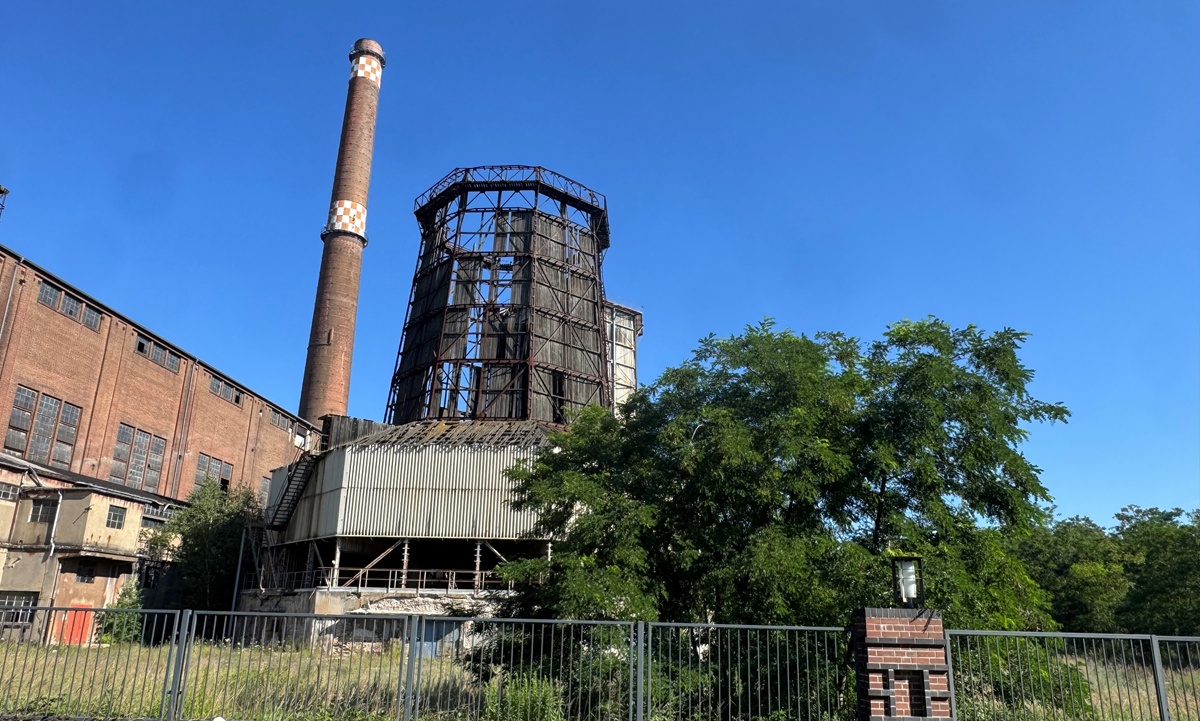 verfallener einstiger Kuehlturm in einer Ruine eines ehemaligen Kraftwerks