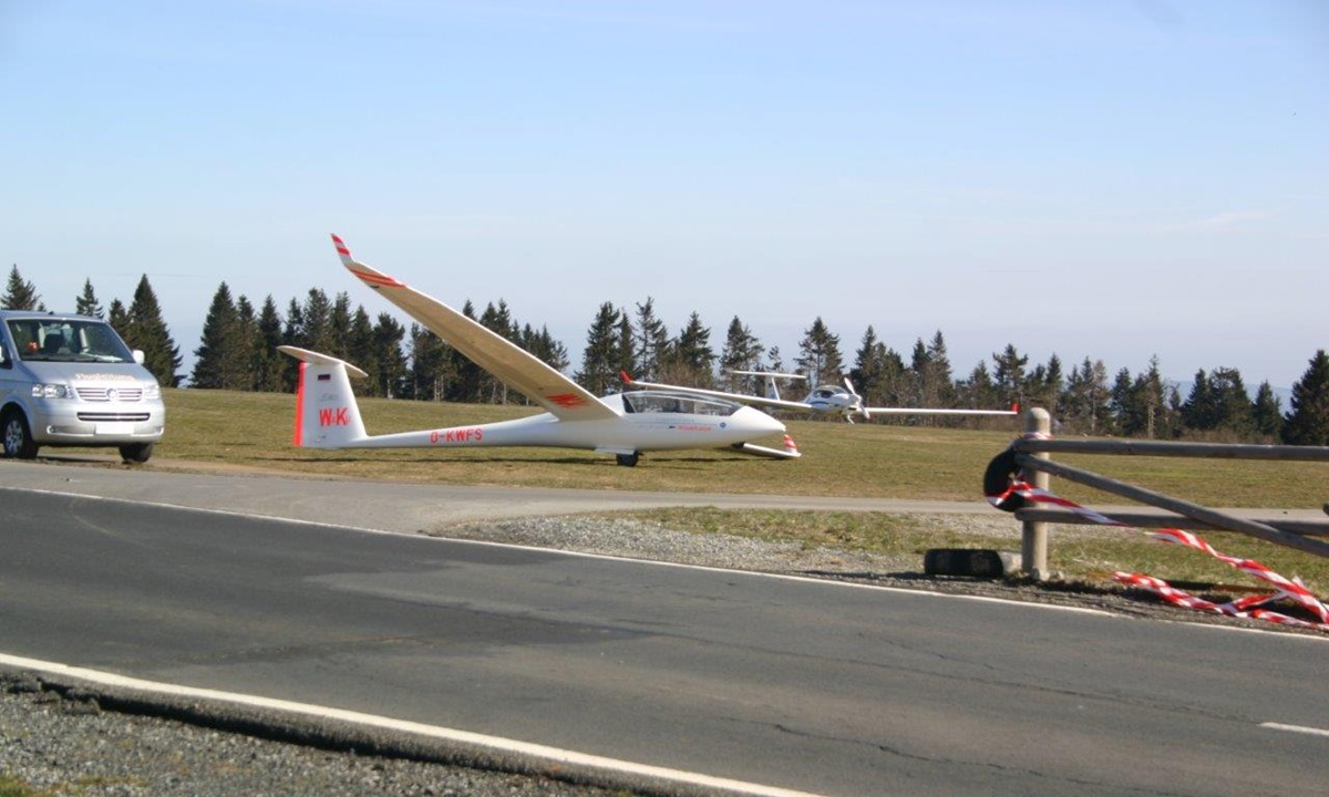 ein Segelflugzeug steht am Streckenrand auf unserer "Kurvenfieber Rhoen" Wochenendtour