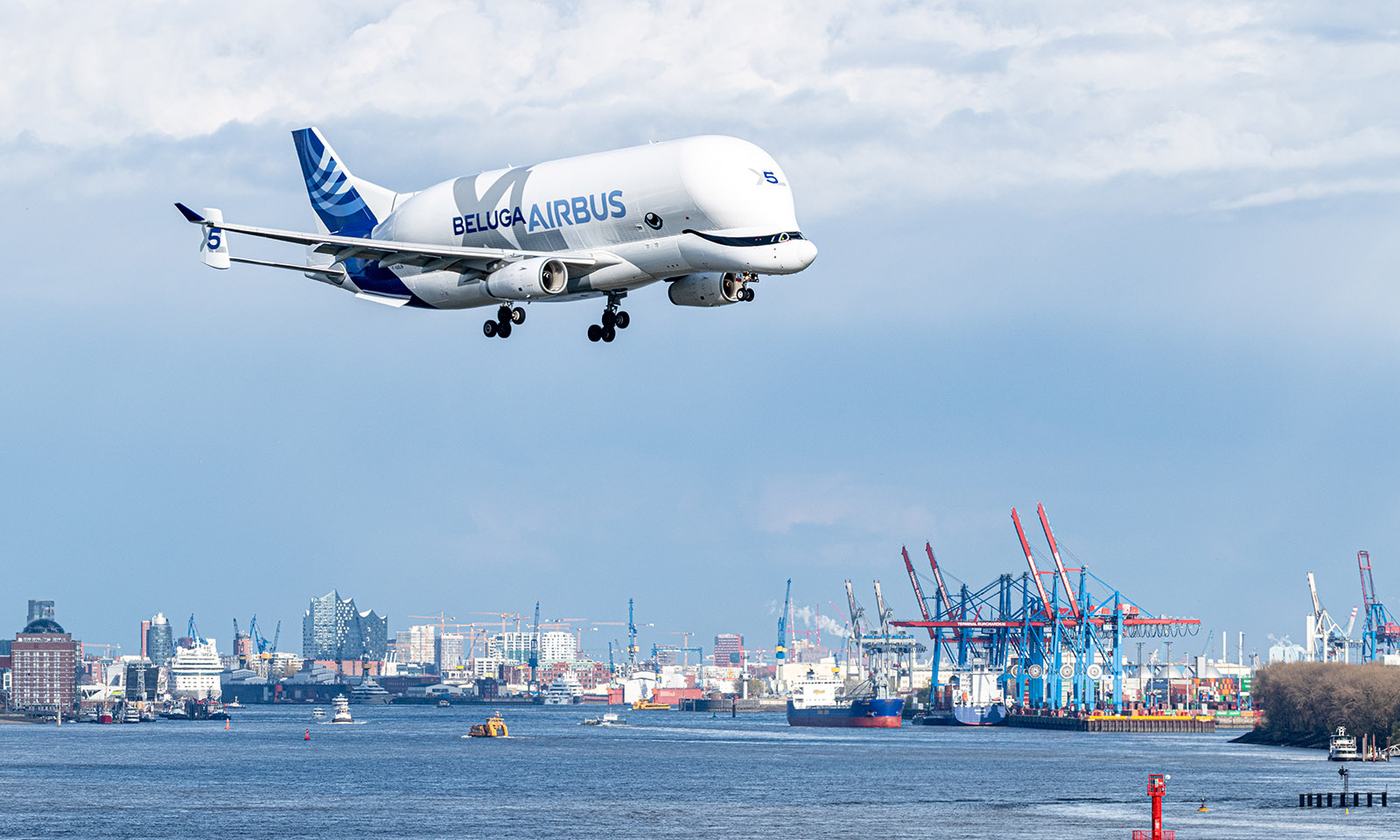 Beluga im Landeanflug über der Elbe