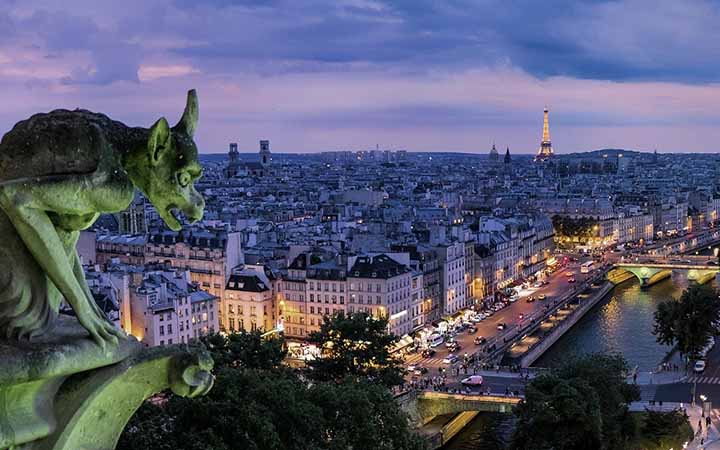 Blick von einem Aussichtpunkt auf die Seine und die Stadt Paris