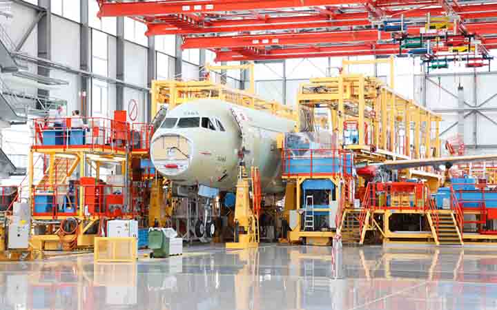 Ein Flugzeug bei der Montage in einer Werkshalle im Airbus Werk Hamburg-Finkenwerder
