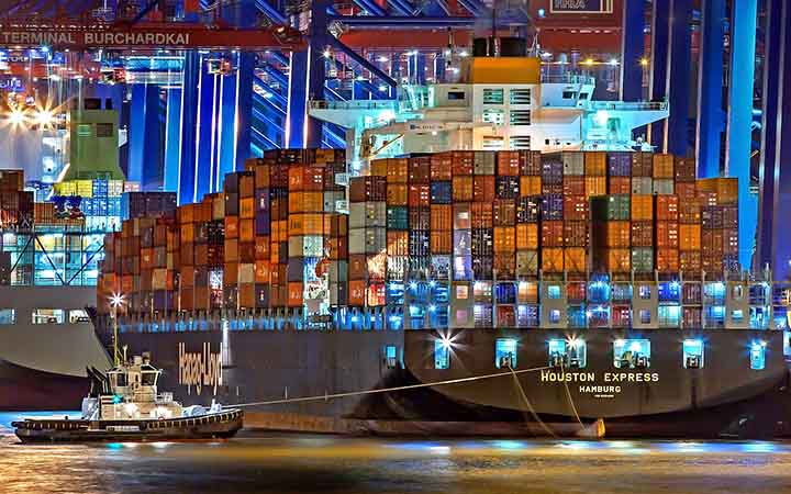 Das Containerschiff "Houston Express" wird von einem Schlepper aus dem Hamburger Hafen gezogen