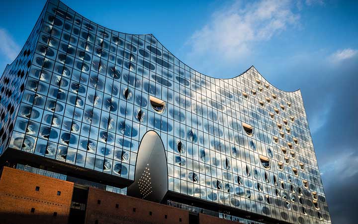 spiegelnde Fassade der Elbphilarmonie in Hamburg