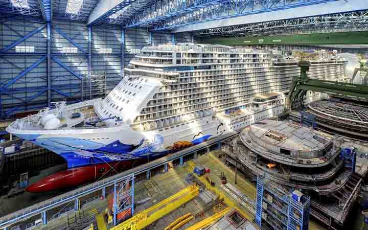 Bau eines Kreuzfahrtschiffes in einem Trockendock der Mayer Werft in Papenburg