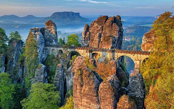 Basteibruecke zwischen Sandsteinfelsen in der Saechsischen Schweiz