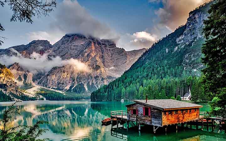 Bootshaus am wunderschoenen Pragser Wildsee in den Dolomiten in Italien