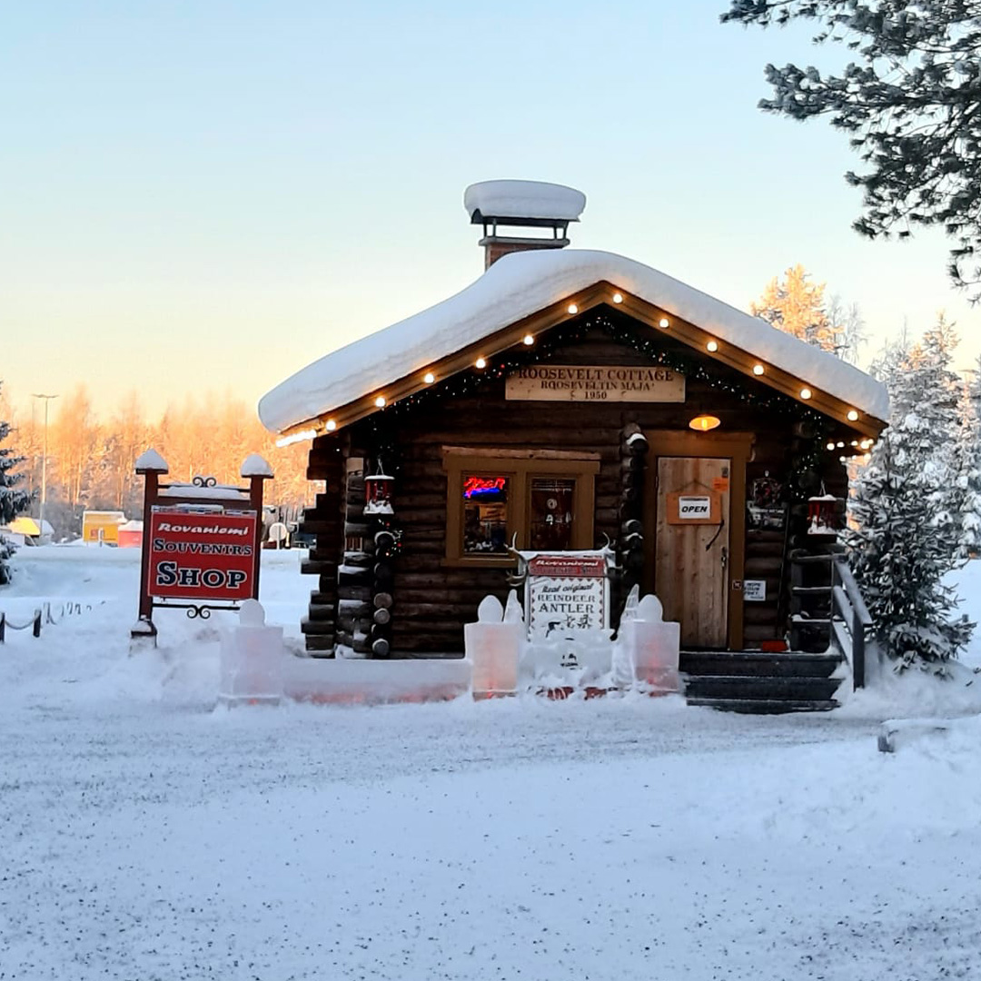 Kleiner Souvenirshop in einer Holzhuette in der winterlichen Landschaft Lapplands