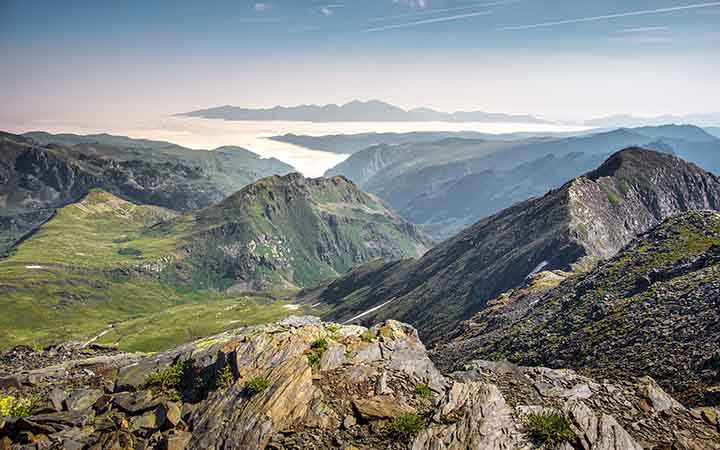 Blick ueber die schroffen Berglandschaften von Andorra