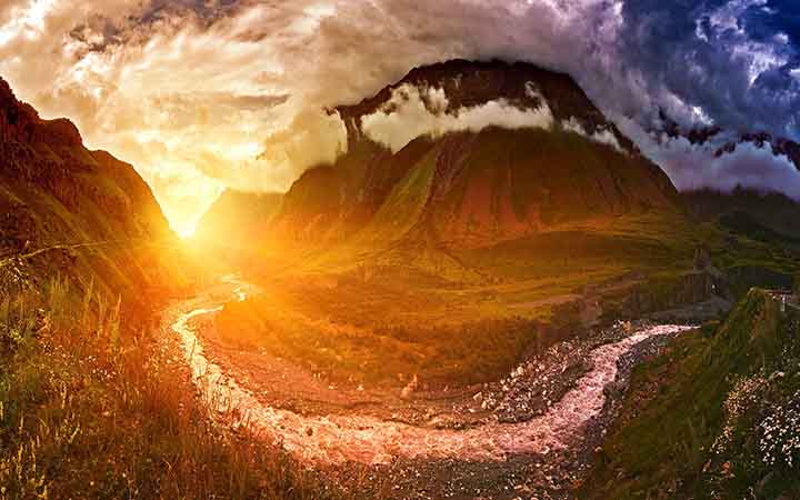 Sonnenuntergang an einem kleinem Bach in den Bergen von Georgien