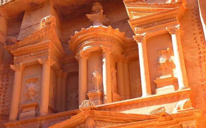 In den Stein gehauene Skulpturen an einem historischen Monument in Jordanien
