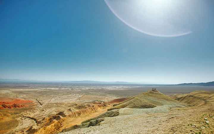 weite Wuestenlandschaft unter strahlend blauem Himmel in Kasachstan
