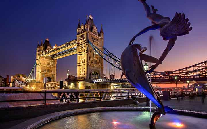 Die beleuchtete "Tower-Bridge" in London bei Nacht