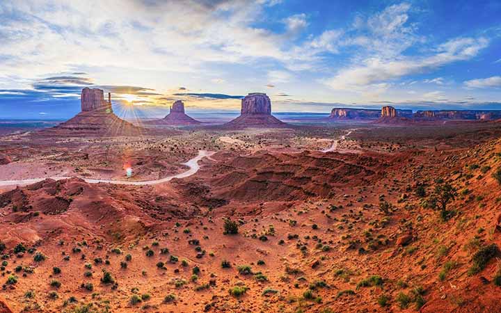 Tafelberge in der Steppenlandschaft des "Monument Valley" in den USA