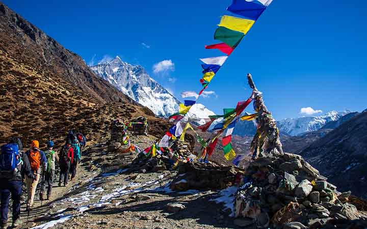 bunte Fahnen neben einem Wanderpfad im Himalaya-Gebirge in Nepal 