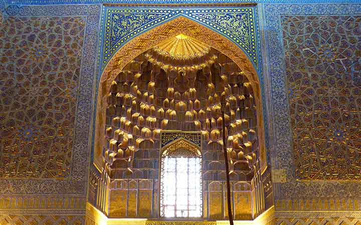 prunkvoll gestaltetes Tor in der "Madrasah Tilya Kori" in Usbekistan