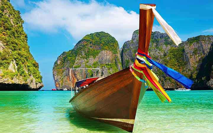 Ein Holzboot in der weltberuehmten "Maya Bay" in Thailand