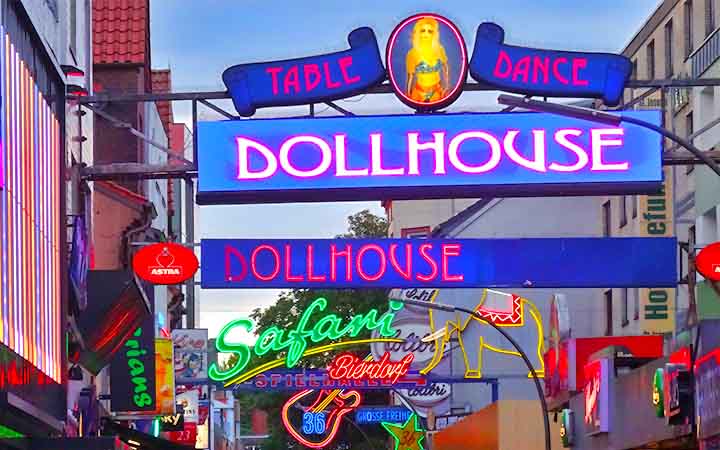 bunte Leuchtrekalmen von Rotlicht-Shops auf der Hamburger Reeperbahn