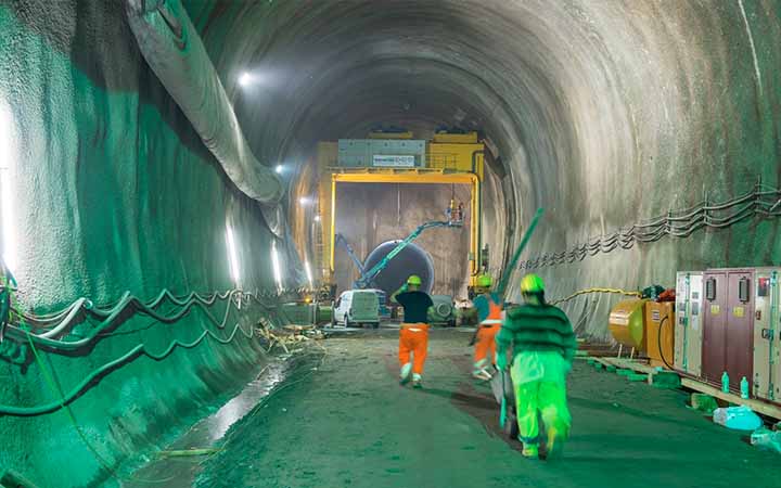 Blick in eine Tunnelroehre auf der Tunnelbaustelle des Brenner-Basis-Tunnels